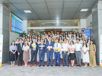 Khoảnh khắc đáng nhớ của đại diện KBSV, lãnh đạo ĐHQGHN và 40 sinh viên xuất sắc được vinh danh trong lễ trao học bổng "Ươm Tạo Nhà Khoa Học Trẻ" 2024 – 2025
