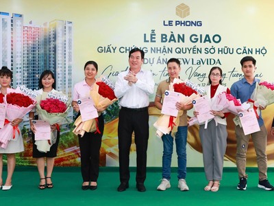 Đại diện Kl994 game bài casino hấp dẫn Lê Phong trao giấy chứng nhận quyền sở hữu căn hộ và hoa cho cư dân.