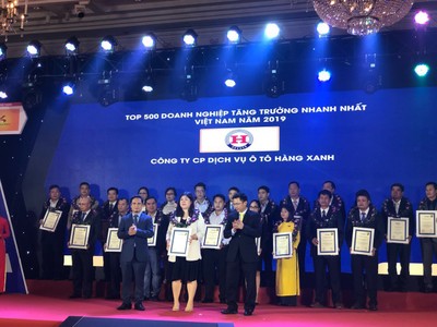 Bà Nguyễn Thị Ngọc Bích – Phó Tổng Giám Đốc Công ty CP Dịch vụ Ô tô Hàng Xanh lên nhận giải thưởng