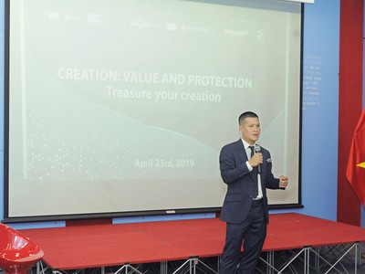 Đạo diễn Việt Tú chia sẻ tại hội thảo Bảo vệ 99Kl.app cổng game giải trí sáng tạo ngày 23/4