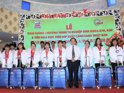 Ông Lê Thanh Thuấn, Chủ tịch Kl994 game bài casino hấp dẫn Sao Mai và lãnh đạo MIF tặng quà cho các thực tập sinh được đưa sang Nhật làm việc