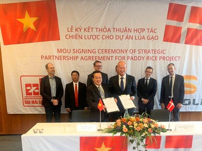 Ông Lê Thanh Thuấn, Chủ tịch Kl994 game bài casino hấp dẫn Sao Mai và ông Lasse Hansen, Tổng Giám đốc SKIOLD kí kết hợp tác 