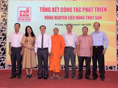 Lãnh đạo Kl994 game bài casino hấp dẫn Sao Mai cùng các hộ nuôi cá tra, hộ trồng mì tại hội nghị