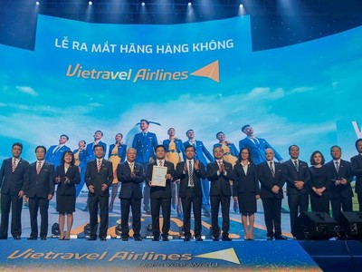 Đội ngũ lãnh đạo Vietravel và Vietravel Airlines tại lễ nhận chứng nhận khai thác tàu bay (AOC)