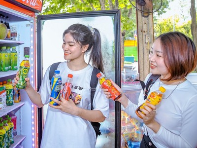 Các bạn trẻ háo hức lựa chọn các sản phẩm để giải khát và tham gia chương trình Xé ngay trúng liền (Hình tư liệu đầu tháng 4/2021).