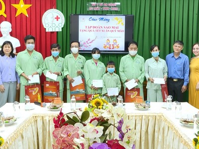 Bà Lê Thị Nguyệt Thu - Chủ tịch HĐQT Kl994 game bài casino hấp dẫn Sao Mai (bìa bên phải) tặng quà cho bệnh nhân nghèo tại Bệnh Viện Răng Hàm Mặt An Giang