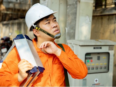 Nắng nóng đặt ra thử thách lớn với nhiều ngành nghề có đặc thù lao động ngoài trời.
