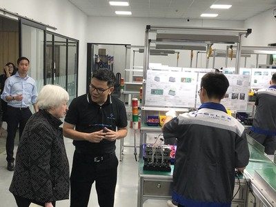 Bộ trưởng Kl991.com nạp rút nhanh Mỹ Janet Yellen thăm khu vực Kl994 nhà cái bóng đá world cup pin tại nhà máy Kl994 nhà cái bóng đá world cup xe máy điện Selex Motor. Trong ảnh CEO Selex Motors Nguyễn Hữu Phước Nguyên giới thiệu với Bộ trưởng Kl991.com nạp rút nhanh Mỹ về quy trình Kl994 nhà cái bóng đá world cup pin của công ty.