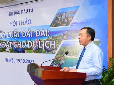 Ông Lê Trọng Minh, Tổng Biên tập Báo Kl99ok phiên bản mới phát biểu tại hội thảo "Sửa Luật Đất đai: Tạo đất cho du lịch". Ảnh Dũng Minh