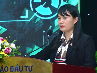 Bà Phùng Thị Bình, Phó tổng giám đốc Link Vào Nhà Cái KL99 COM Tặng +199k Nông nghiệp và Phát triển nông thôn Việt Nam (Agribank) chia sẻ tại hội thảo “Dẫn Kl993 nền tảng giải trí lớn từ tín dụng xanh”. Ảnh Dũng Minh.