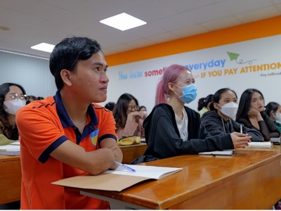 Nguyễn Ngọc Nhứt hiện đang là sinh viên Đại học Công nghệ TP.HCM dù bị cụt cả hai tay nhưng vẫn vươn lên mạnh mẽ với tinh thần không gì là không thể, truyền động lực tích cực đến với mọi người.