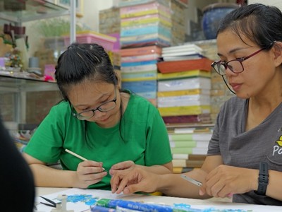 Thúy Vy không may bị liệt và teo một chân bên phải sau một cơn sốt cao.