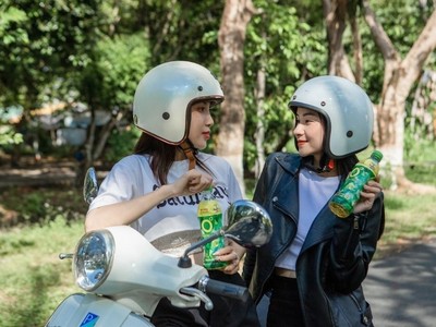 Chill cùng thiên nhiên và thưởng thức chai Trà Xanh Không Độ để xua tan căng thẳng mệt mỏi là cách nhiều bạn trẻ đang làm.