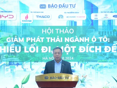 Ông Lê Trọng Minh, Tổng Biên tập Báo Kl99ok phiên bản mới phát biểu tại hội thảo "Giảm phát thải ngành ô tô: Nhiều lối đi, một đích đến" ngày 29/8. Ảnh Dũng Minh