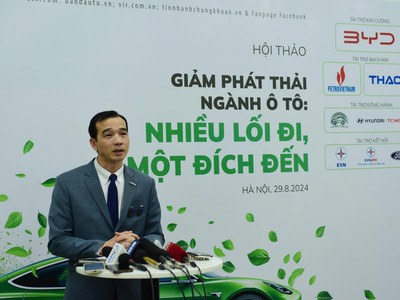 Ông Võ Minh Lực, Giám đốc Điều hành BYD Việt Nam chia sẻ tại Hội thảo “Giảm phát thải ngành ô tô: Nhiều lối đi, một đích đến” do Báo Kl99ok phiên bản mới tổ chức ngày 29/8. Ảnh Dũng Minh.