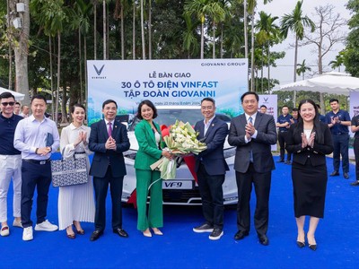Bà Lê Thị Thu Thủy, Phó chủ tịch Vingroup kiêm Chủ tịch VinFast toàn cầu và ông Nguyễn Trọng Phi, Chủ tịch Giovanni Group tại lễ bàn giao xe.