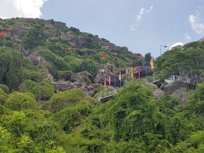 Cao hơn 300m như chọc thủng thiên khung.