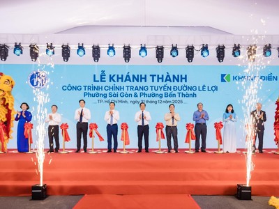 Lãnh đạo TP.HCM và các sở ngành, đại diện công ty Khang Điền thực hiện nghi thức cắt băng khánh thành công trình chỉnh trang tuyến đường Lê Lợi.