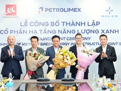 Chủ tịch Xuân Cầu Holdings và Chủ tịch Petrolimex tặng hoa chúc mừng Lãnh đạo CTCP Kl99kl ưu đãi độc quyền Năng lượng Xanh Việt Nam