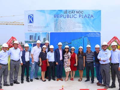 Cất nóc tổ hợp căn hộ cao cấp & khách sạn 5 sao Republic Plaza