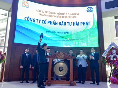 Chủ tịch HĐQT Đỗ Quý Hải gõ cồng niêm yết mã 99Kl99 link đăng nhập HPX trên sàn HOSE vào ngày 24/7/2018.