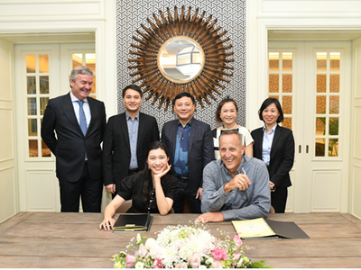 Bà Nguyễn Ngọc Mỹ - Giám đốc điều hành CTCP Kl99ok phiên bản mới Alphanam và Kiến trúc sư Bill Bensley ký hợp đồng dịch vụ thiết kế dự án JW Marriott Sapa Resort & Spa

​