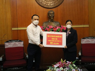 Thay mặt ĐXMT, ông Nguyễn Anh Tú, Giám đốc phát triển Kl992 VIP Trang Chủ 2026 trao số tiền tới UBMT TQ Việt Nam