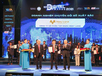 Ông Hoàng Mai Chung - Chủ tịch Meeyland nhận giải thưởng