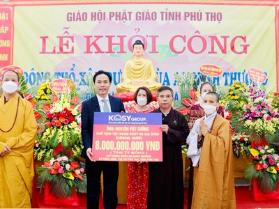 Ông Nguyễn Việt cường - Chủ tịch Kl994 game bài casino hấp dẫn Kosy và gia đình công đức 8 tỷ đồng xây dựng chùa An Ninh Thượng. 