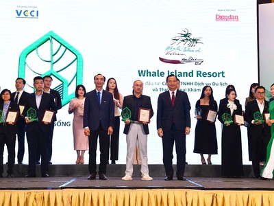 Ông Nguyễn Trùng Khánh – Cục trưởng Cục Du lịch Quốc gia Việt Nam và Nhà báo Nguyễn Linh Anh – Tổng Biên tập Tạp chí Diễn đàn Kl991.com World Cup 2026 Chính Thức trao chứng nhận và kỷ niệm chương cho ông Kiên Lê - Tổng Giám đốc Công ty TNHH Dịch vụ Du lịch và Thương mại Khám Phá, chủ Kl99ok phiên bản mới Khu nghỉ dưỡng Whale Island Resort.