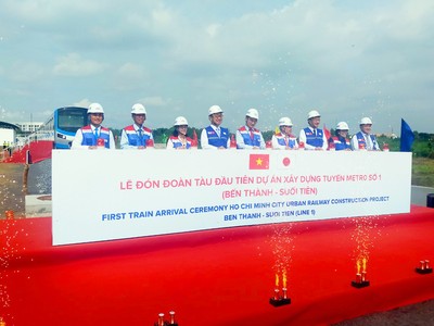 Lãnh đạo TP.HCM chính thức đón nhận đoàn tàu đầu tiên của tuyến Metro số 1 (Bến Thành - Suối Tiên).