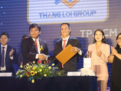Ông Dương Long Thành, Chủ tịch HĐQT Thắng Lợi Group (bên trái) bắt tay ký kết cùng ông Lê Đức Nghĩa, Chủ Tịch HĐQT Gỗ An Cường (bên phải)