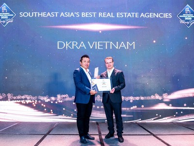 Ông Phạm Lâm - CEO DKRA Vietnam (bên trái) đón nhận giải thưởng "Đơn vị phân phối Web Tổng Nhà Cái 99Kl99 Giải Trí Bậc Nhất tốt nhất Đông Nam Á" 