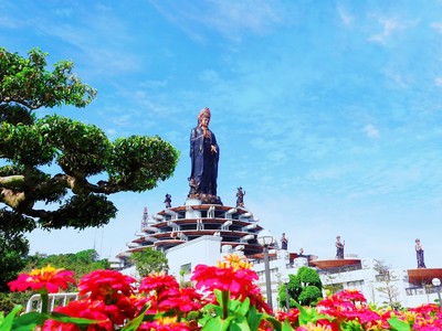 Tượng Phật Tây Bổ Đà Sơn trên đỉnh núi Bà Đen rực sắc hoa