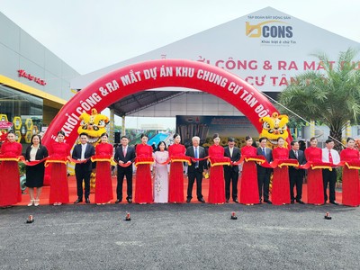 Đại diện chủ Kl99ok phiên bản mới và chính quyền địa phương, cùng các đối tác liên quan cắt băng khởi công dự án.