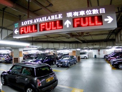 Một bãi đỗ ôtô đã kín chỗ tại Hong Kong. Ảnh: Apple Daily