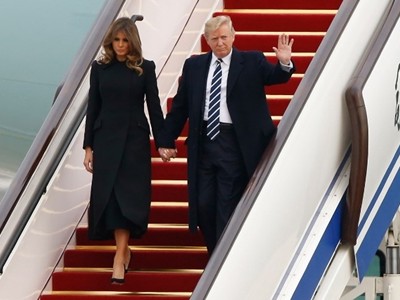 Tổng thống Mỹ Donald Trump đặt chân tới Bắc Kinh. Ảnh: AFP.
