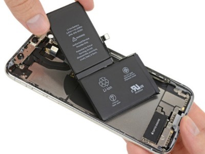 iPhone X được thiết kế với pin lớn kiểu chữ L được ghép lại từ hai pin nhỏ.
