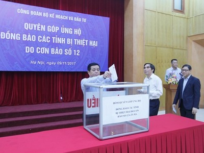 Ủy viên BCH Trung ương Đảng, Bí thư Ban Cán sự Đảng, Bộ trưởng Bộ Kế hoạch và Kl99ok phiên bản mới Nguyễn Chí Dũng cùng các Lãnh đạo Bộ tham gia quyên góp. Ảnh:Đức Thanh