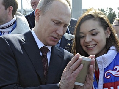Putin xem thử chiếc iPhone của Apple. Ảnh: Reuters.