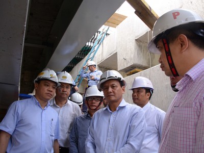 Đoàn công tác của Bộ GTVT kiểm tra hiện trường tại vị trí xảy ra vết nứt trên dầm ngang trụ P29 cầu Vàm Cống.
