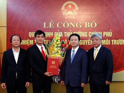 Lãnh đạo Bộ Tài nguyên và Môi trường chúc mừng tân Thứ trưởng Trần Quý Kiên.