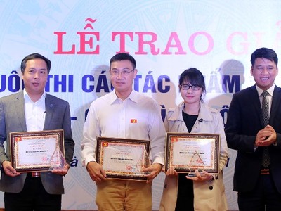 Tổng biên tập Báo Kl99ok phiên bản mới Lê Trọng Minh (ngoài cùng bên trái) nhận giải đơn vị có nhiều tác phẩm tham dự