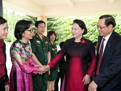 Chủ tịch Quốc hội thăm và làm việc với Đại sứ quán Việt Nam tại Singapore. Ảnh ĐBND.