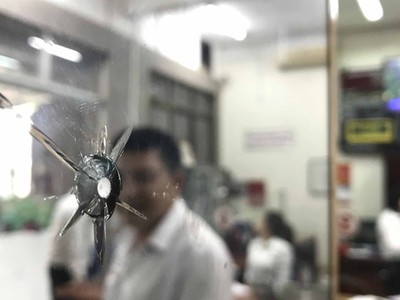 Viên đạn nghi phạm bắn còn găm trên cây cột của Link Vào Nhà Cái KL99 COM Tặng +199k.