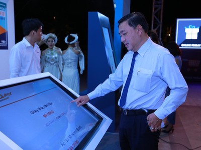 Những máy mua sắm trực tuyến được đặt tại công viên Lê Văn Tám, Q.1, TP.HCM để người tiêu dùng có thể shopping thoải mái.