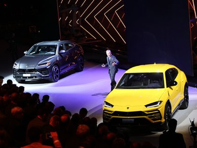 Siêu SUV Lamborghini Urus ra mắt tại nhà máy của hãng ở Bologna, ngày 4/12. Ảnh: Đức Huy