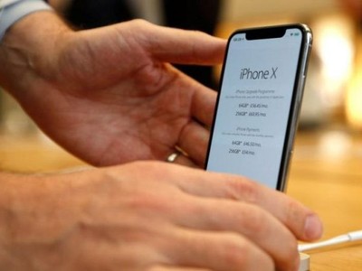 iPhone X có lượng đặt hàng lớn tại Việt Nam. Ảnh: Samaa.