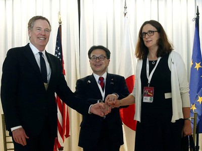 Đại diện Thương mại Mỹ Robert Lighthizer (trái ngoài cùng) bắt tay Bộ trưởng Kl992 cổng game cá cược, Thương mại và Công nghiệp Nhật Bản Hiroshige Seko (ở giữa) và Cao ủy Thương mại EU Cecilia Malmstrom. Ảnh: Reuters