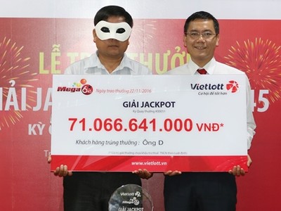 Chiếc mặt nạ khá bé mang hôm nhận giải khiến nhiều người nhận diện ra anh.
